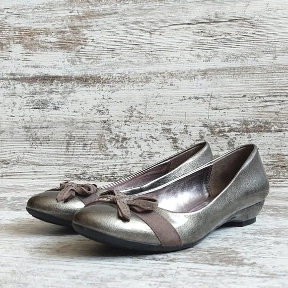 NWOT Etienne Aigner Patent Leather Silver Flats - Picture 4 of 16